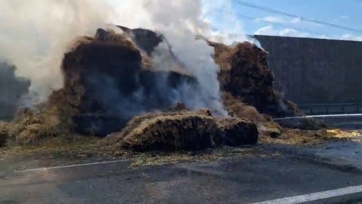 Na dálnici D8 vzplála dvě auta v protisměru, provoz na Prahu byl zastaven